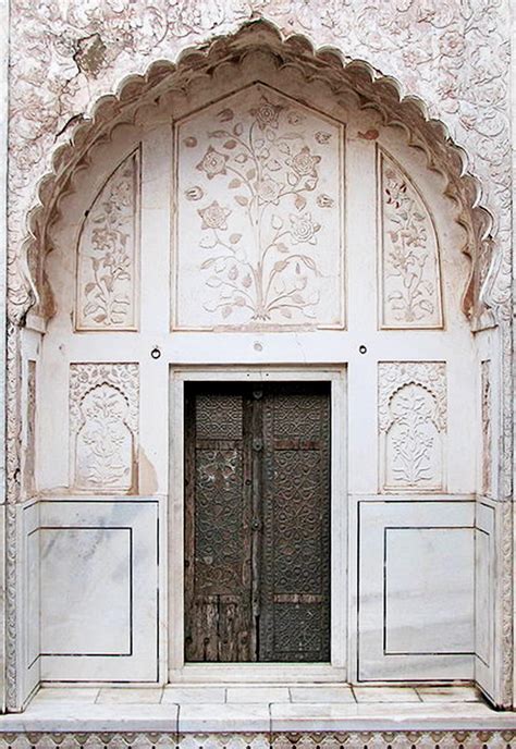 Das Bibi Ka Maqbara: Ein architektonisches Juwel der Liebe und des Ruhms!