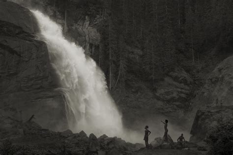 Der Owu Wasserfall - Ein erfrischender Rückzugsort voller mystischer Schönheit!