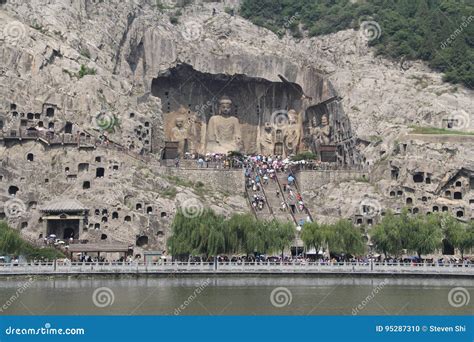 Der Longmen Grottenpark: Eine Reise durch die Geschichte und Schönheit der Steinmetzkunst!